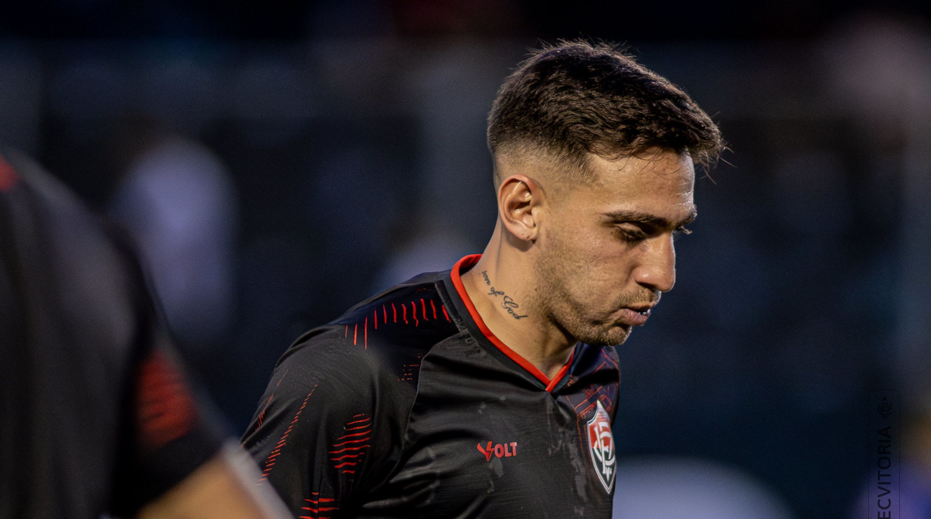 Gustavo Silva reclama com Vitória após ser chamado de 'Mosquito' em escalação