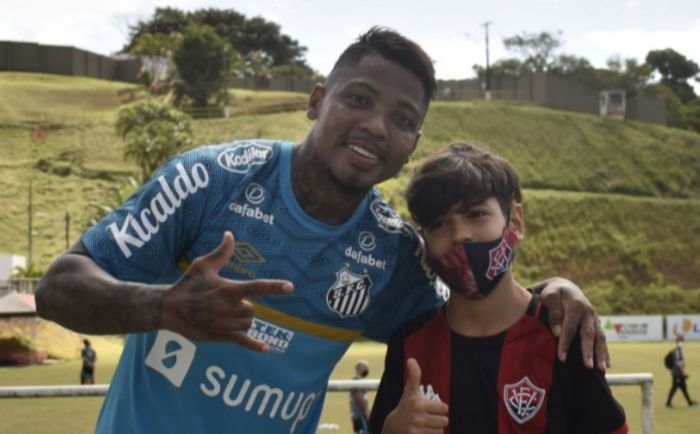 Marinho visitou o Barradão com o Santos, em 2021, e tirou foto com um torcedor-mirim do Vitória