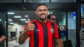 Reforço do Vitória, Wellington Rato chega a Salvador e se apresenta no Barradão