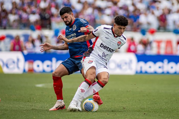 Cauly, do Bahia, e Filipe Machado, do Vitória, disputam bola durante clássico pelo Brasileirão