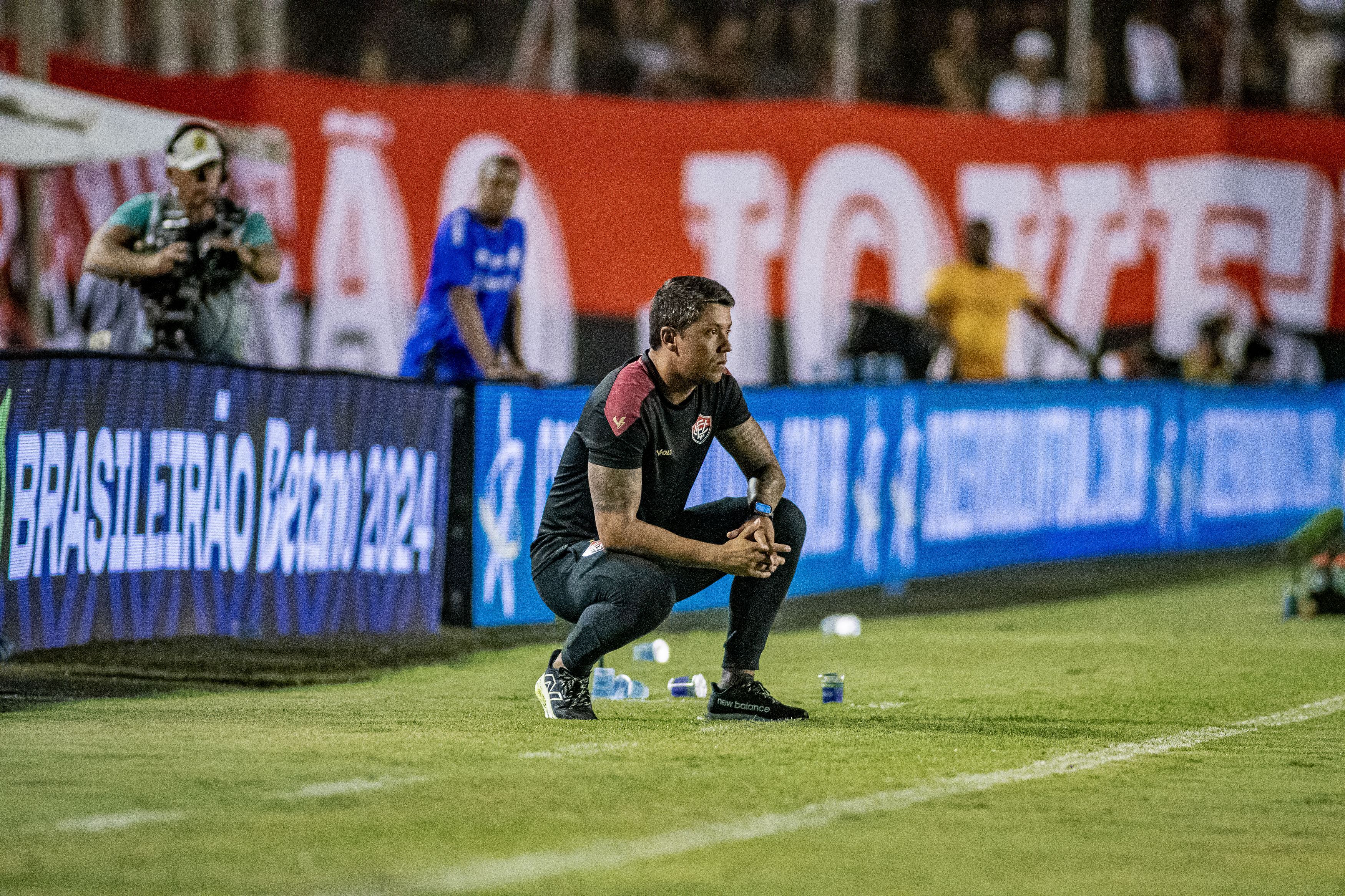 Vai poupar? Carpini revela plano do Vitória para jogo contra o Flamengo