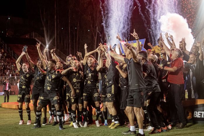 Vitória levanta taça da Série B de 2023