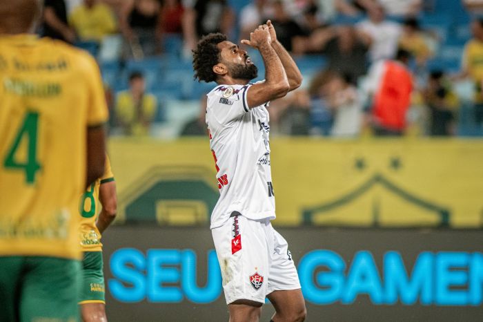Caio Vinícius lamenta gol perdido pelo Vitória