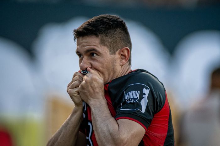 Osvaldo beija escudo do Vitória após marcar gol contra o Barcelona-BA, pelo Campeonato Baiano