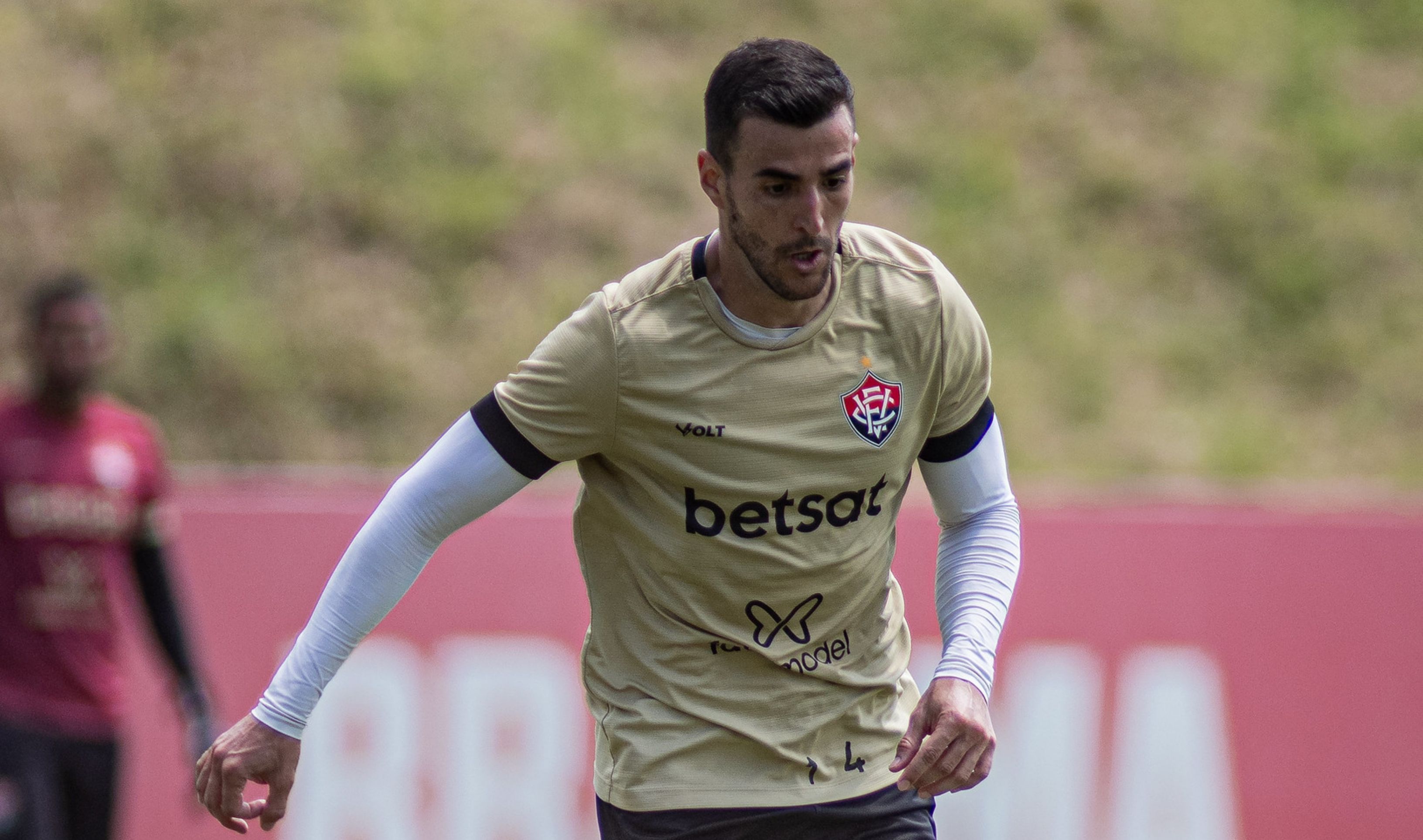 Hoje no Vitória, ex-Cruzeiro revela expectativa para conhecer Arena MRV