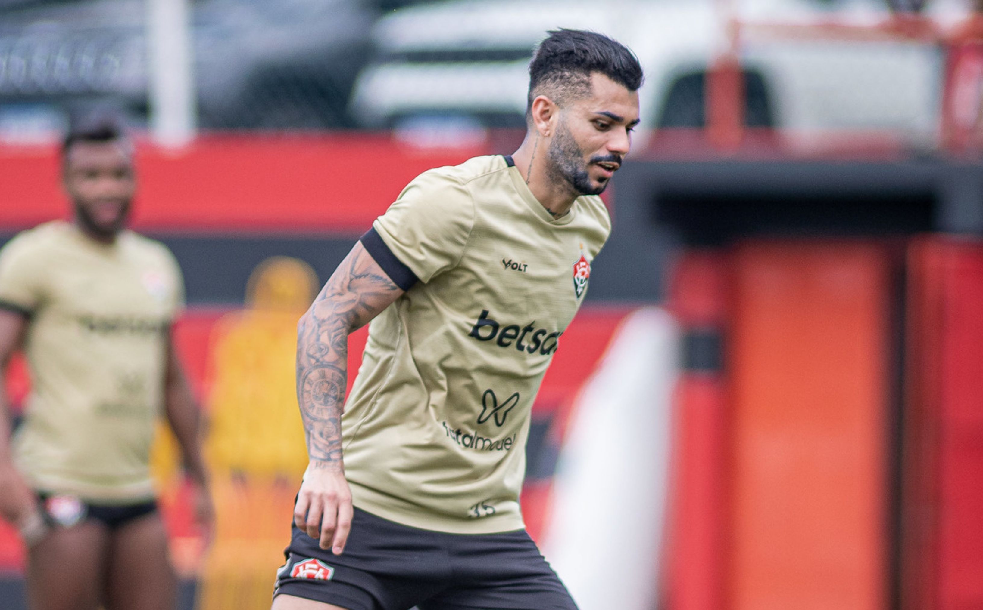 Lateral retorna aos treinos e pode reforçar Vitória contra o Fluminense