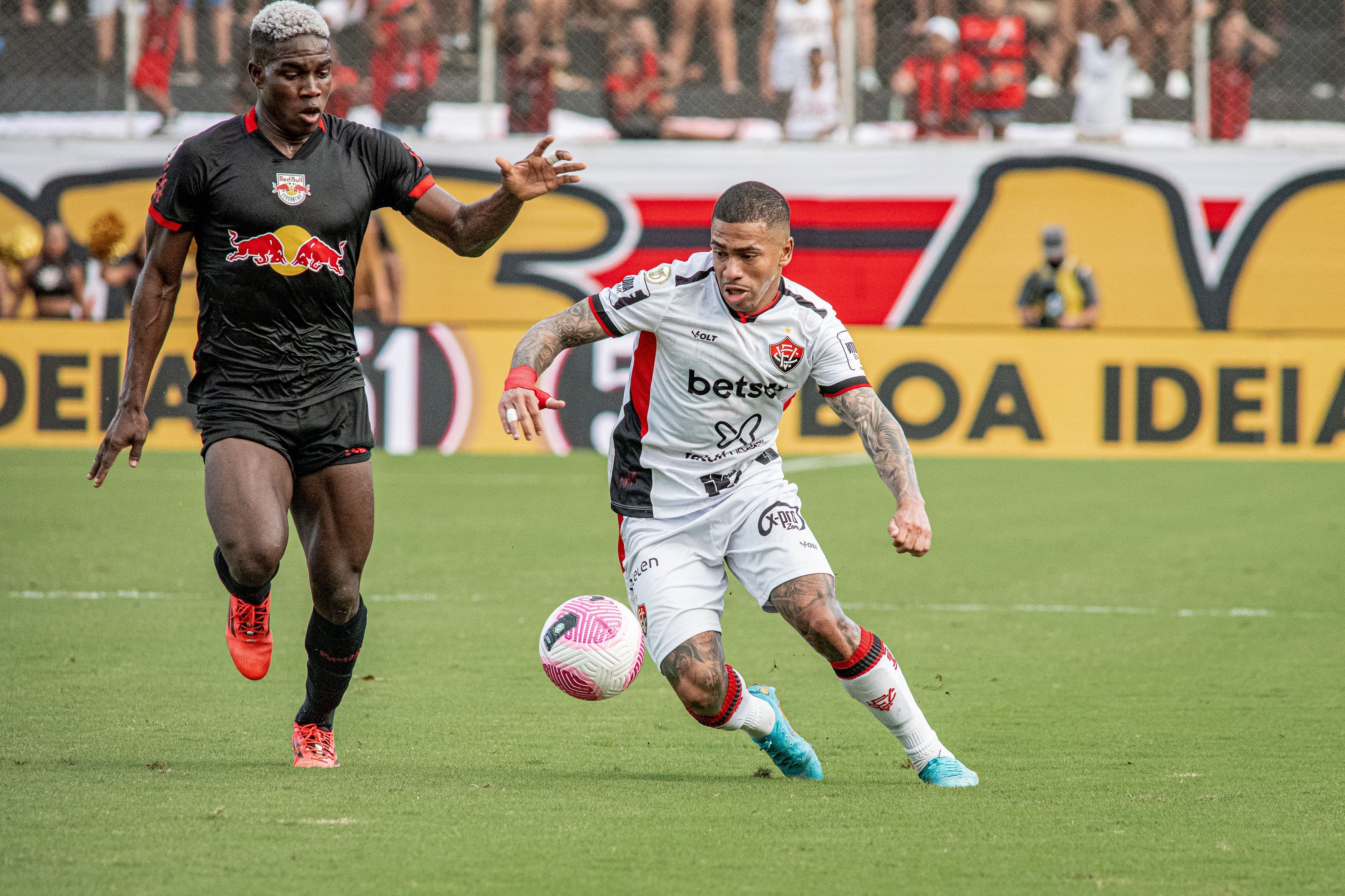Vitória vence o RB Bragantino no Barradão e sai do Z4 do Brasileirão