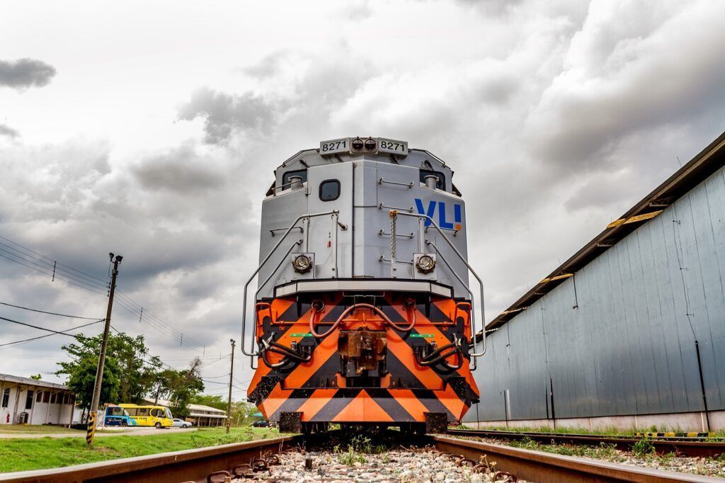 Deslizamento de terra provoca descarrilhamento de trem no interior de Minas