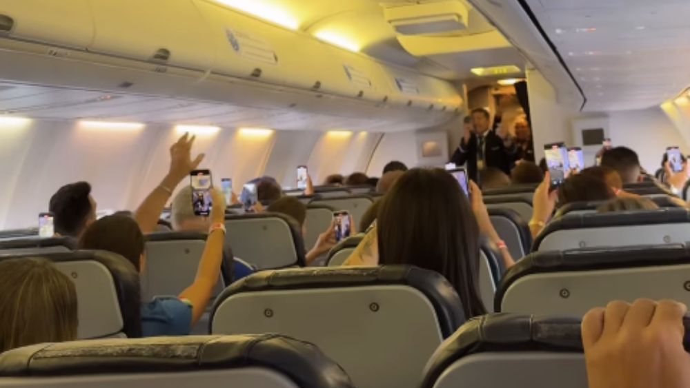 Vídeo: familiares de jogadores do Cruzeiro viajam para final embalados por música