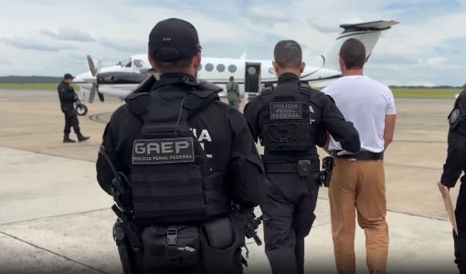 Daniel Vorcaro é escoltado rumo ao presídio de segurança máxima em Brasília