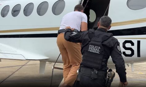 Daniel Vorcaro é escoltado pela polícia rumo ao presídio de segurança máxima em Brasília