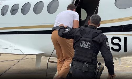 Daniel Vorcaro é escoltado pela polícia rumo ao presídio de segurança máxima em Brasília