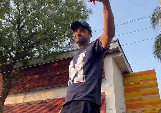 Descalço, Pablo Marçal chega para votar faltando 5 minutos para encerramento da votação