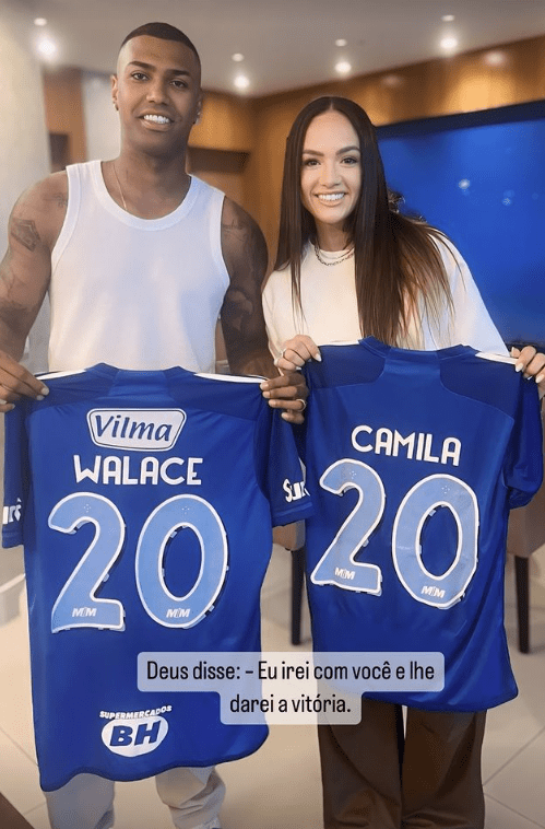 Walace e Camila tiraram foto com a camisa 20 do Cruzeiro
