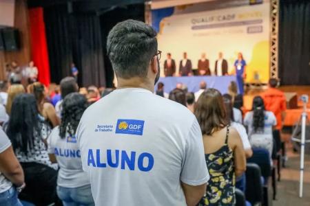 Aluno do curso QualificaDF em auditório