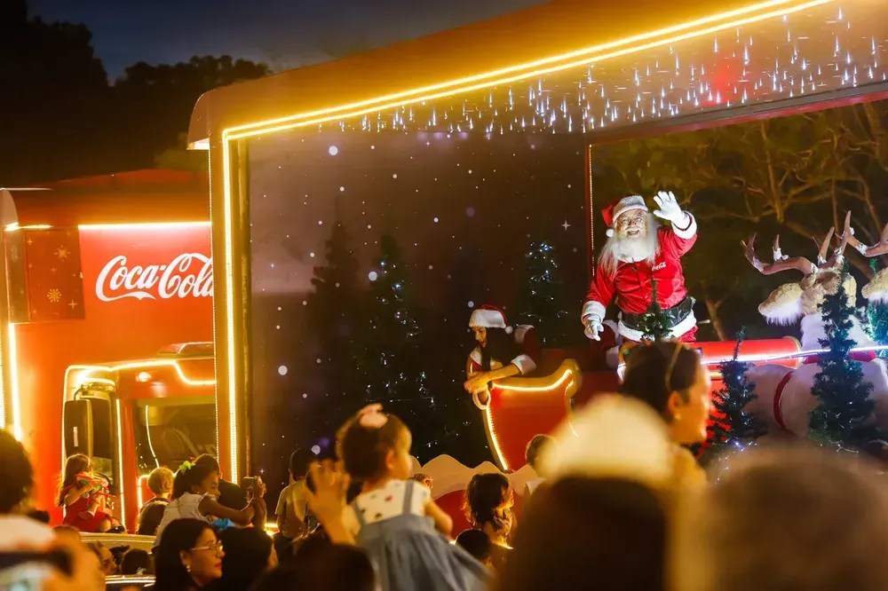 Papai Noel é apedrejado por público durante caravana em Salvador