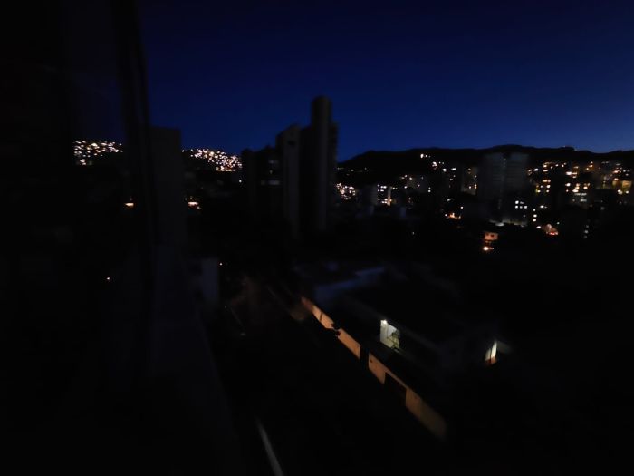 Prédios e casas do bairro Serra com luzes apagadas durante queda de energia