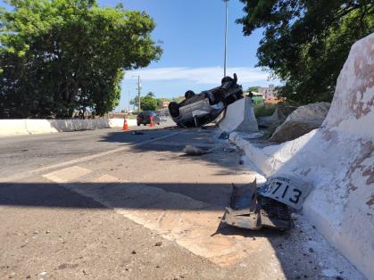 Duas pessoas ficam feridas em acidente no Anel Rodoviário