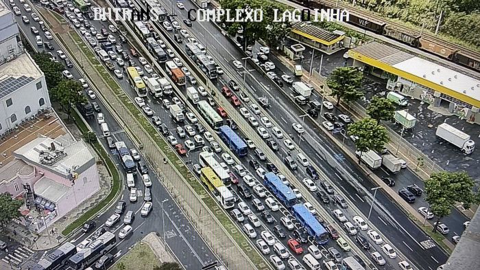 Chuva causou caos no trânsito de Belo Horizonte na tarde desta quinta-feira (21)