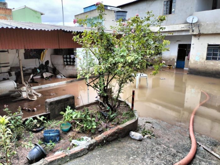 Algumas regiões de Contagem ficaram destruídas