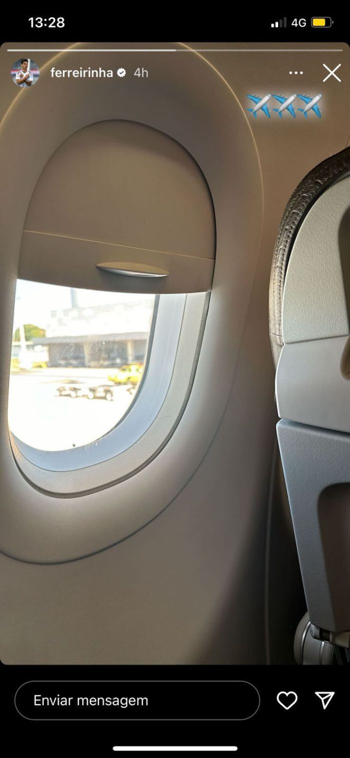 Jogador publicou foto dentro de avião antes de decolar para São Paulo Ferreira publica foto dentro de avião