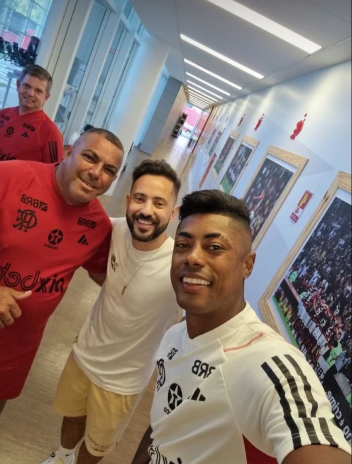 Moisés, massagista do Flamengo, Everton Ribeiro e Bruno Henrique nesta segunda (8) no Ninho do Urubu