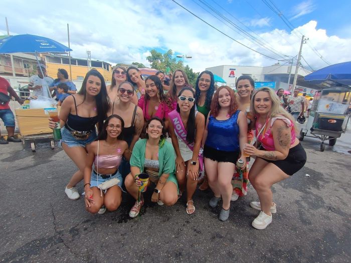 Noiva comemora despedida de solteiro ao lado de amigas e familiares 