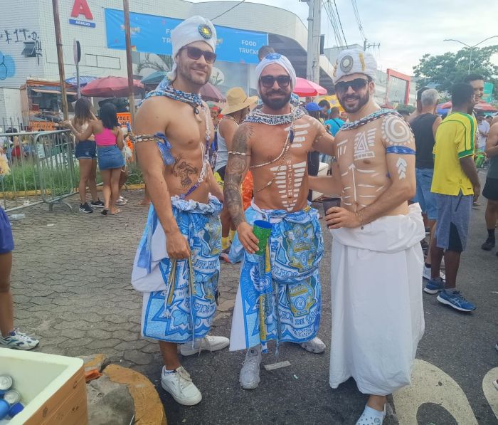 Amigos se fantasiam em homenagem ao bloco baiano Filhos de Gandhy