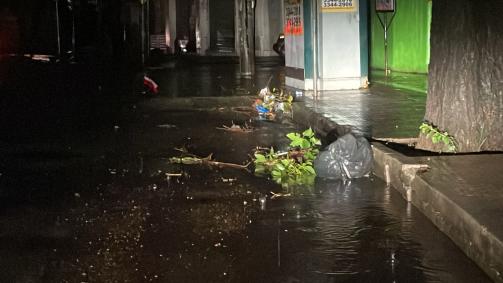 lixo e lama na avenida prudente de morais em belo horizonte