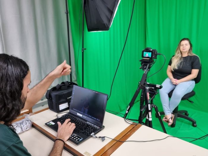 Sueli Pereira, voluntária do projeto, participa das gravações no Laboratório de Visão Computacional e Robótica do DCC-UFMG