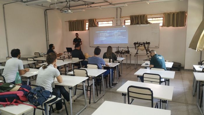 A formação também inclui aulas teóricas A formação também inclui aulas teóricas