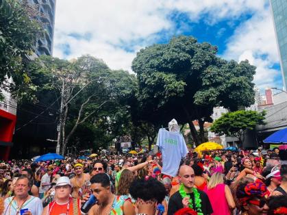 Multidão de foliões no Bloco da Calixto