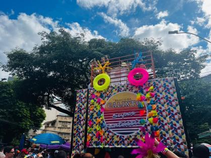 Multidão de foliões no Bloco da Calixto