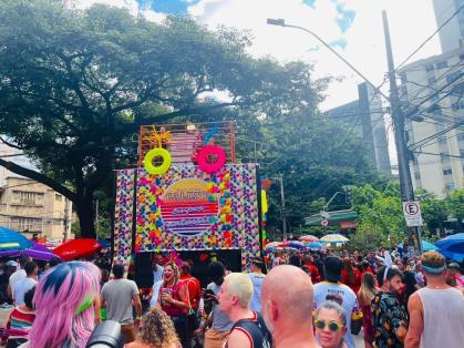 Multidão de foliões no Bloco da Calixto