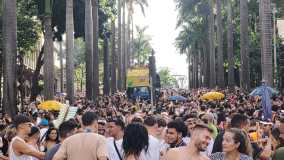 Foliões tomam conta da Avenida Brasil no bloco Haja Amor