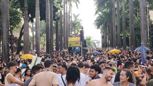 Foliões tomam conta da Avenida Brasil no bloco Haja Amor