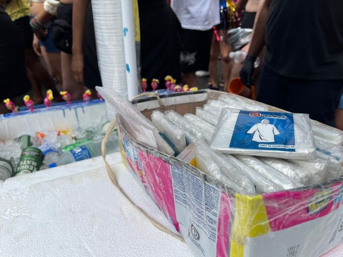 Capa de chuva é comercializada nos blocos