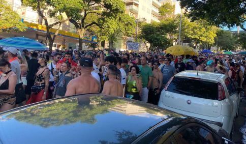 Bloco Insanidade arrasta foliões neste domingo de Carnaval, na região Centro-Sul de BH