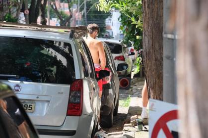 Foliões são flagrados 'fazendo xixi' nas ruas, durante Carnaval em BH