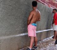 Foliões são flagrados 'fazendo xixi' nas ruas, durante Carnaval em BH