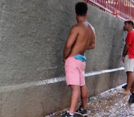 Foliões são flagrados 'fazendo xixi' nas ruas, durante Carnaval em BH