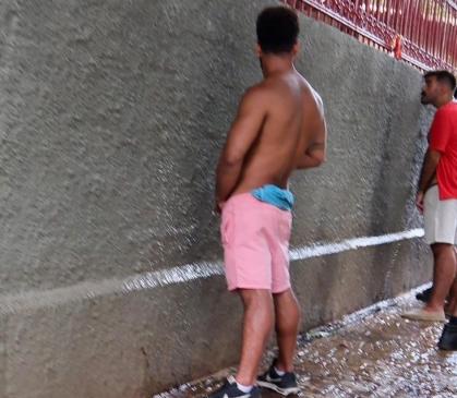 Foliões são flagrados 'fazendo xixi' nas ruas, durante Carnaval em BH