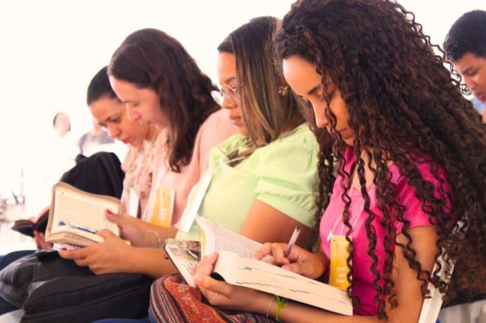 Programação inclui cursos e estudo de passagens bíblicas Programação inclui cursos e estudo de passagens bíblicas