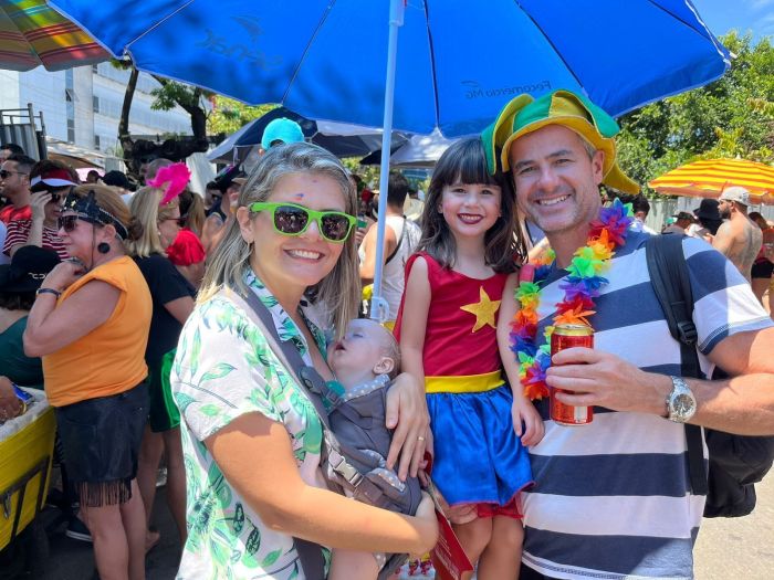Família consegue curtir bloco mesmo distante do trio