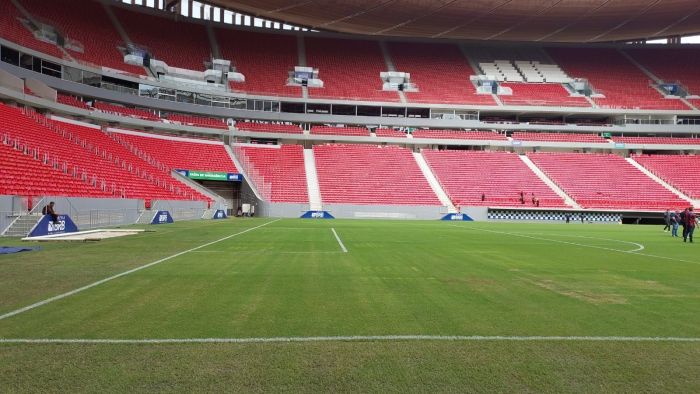 Gramado do estádio Mané Garrincha é alvo de vistoria nesta sexta-feira (16)