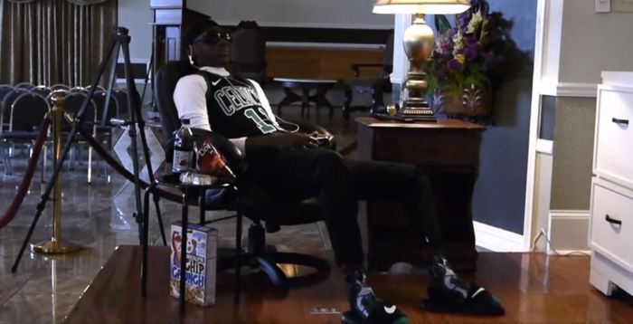 Renard Matthews, de 18 anos, foi velado sentado em uma cadeira segurando um controle de vídeogame