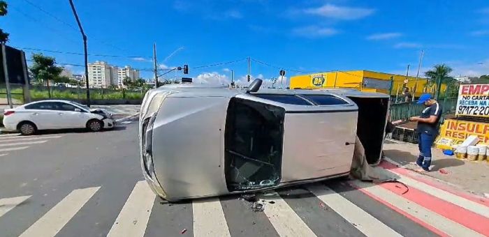 O trânsito está parcialmente interditado. Não há chamado do SAMU para essa ocorrência.