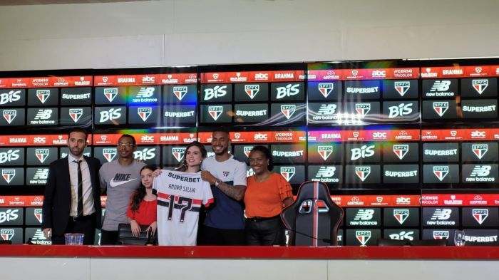 André Silva acompanhado da família em apresentação oficial no São Paulo André Silva acompanhado da família em apresentação oficial no São Paulo