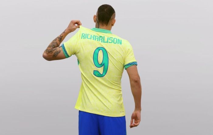 Richarlison posa com o novo modelo da camisa amarela da Seleção Brasileira