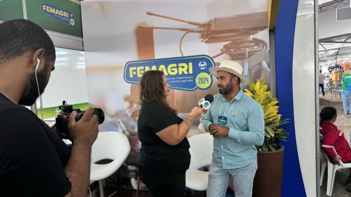 Rafael atendendo à imprensa durante a abertura da Femagri, em Ribeirão Corrente, na semana passada